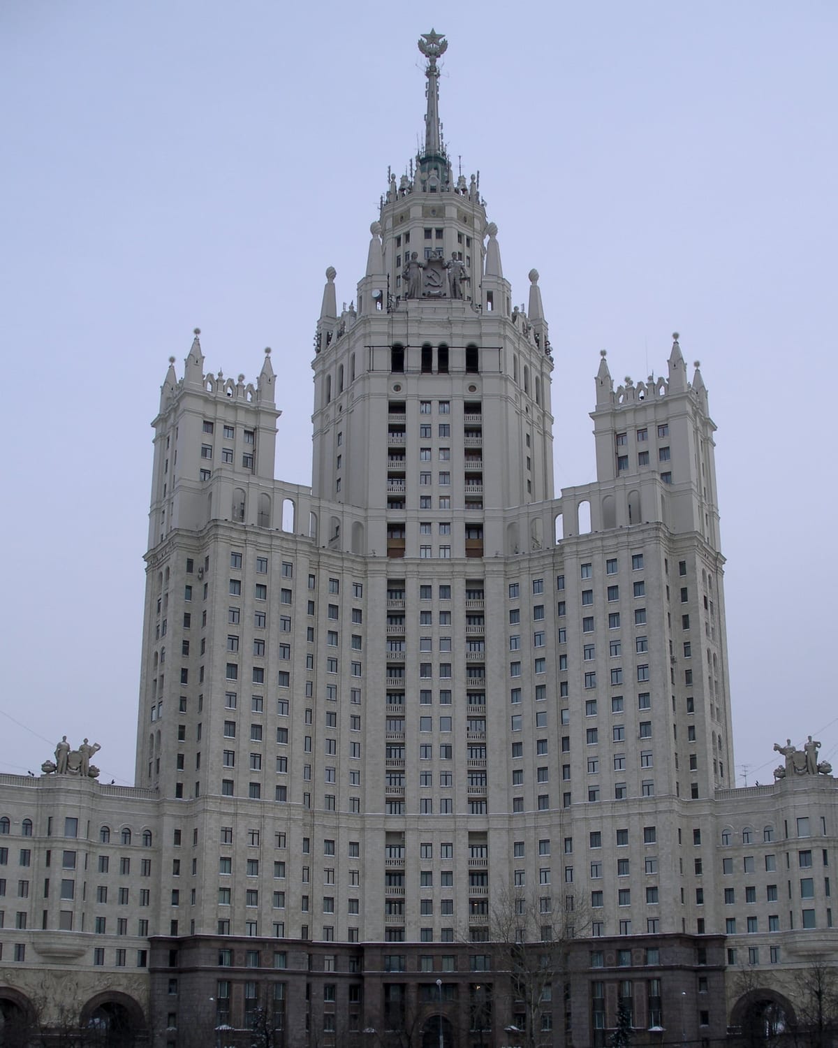 Фасад современного жилого дома в Москве