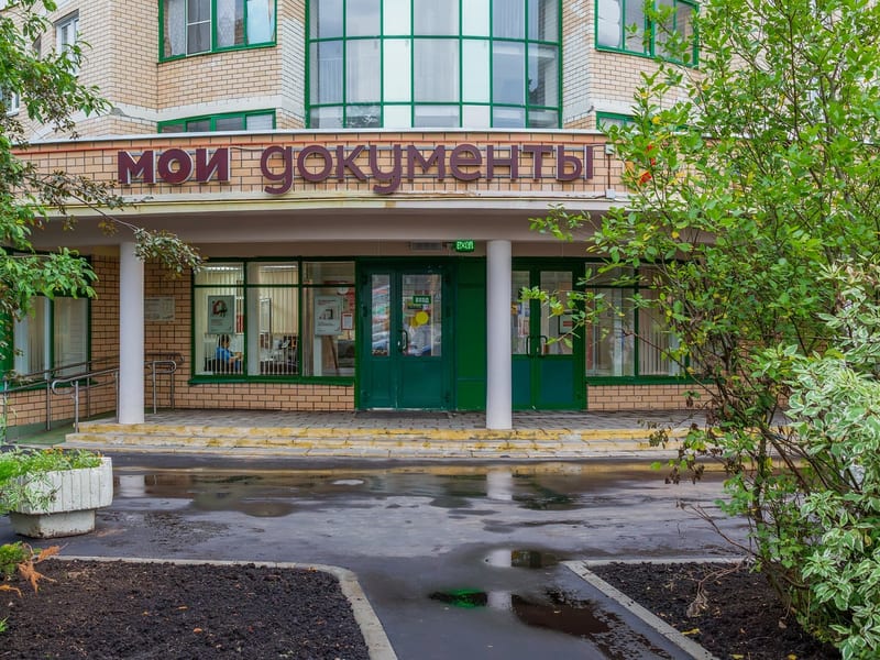 Договор купли-продажи недвижимости и ключи на столе