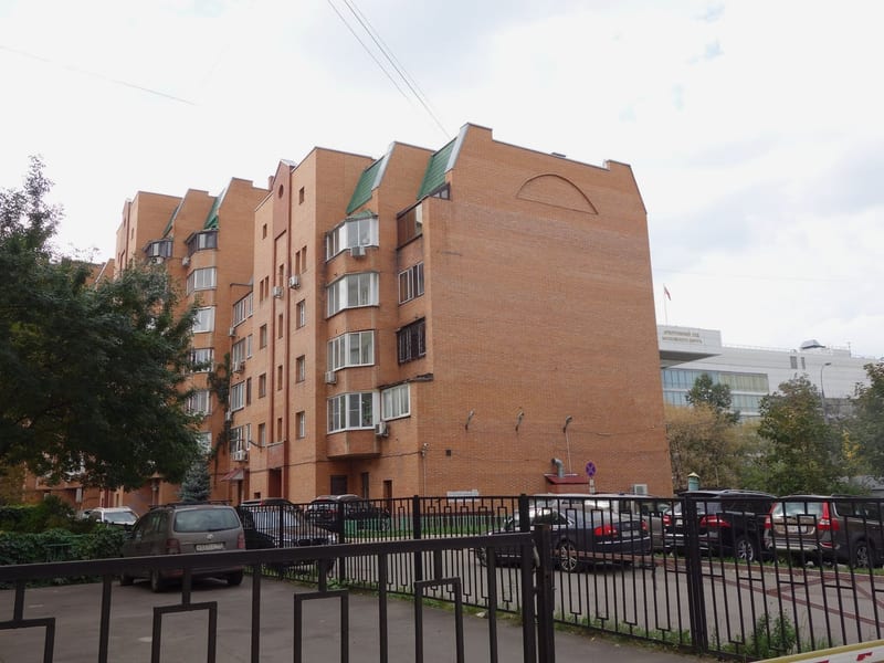 Юрист разбирает документы по сделке с недвижимостью